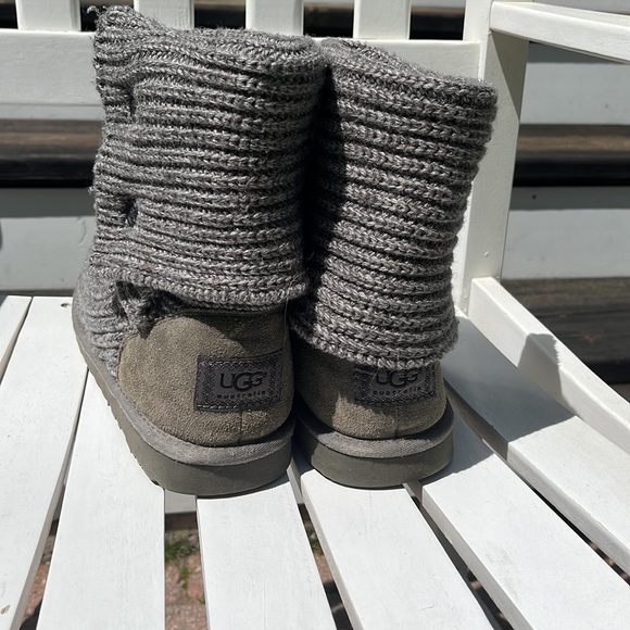 ❄️UGG Cardy Two Button Boot Gray Size 6 - Picture 2 of 9